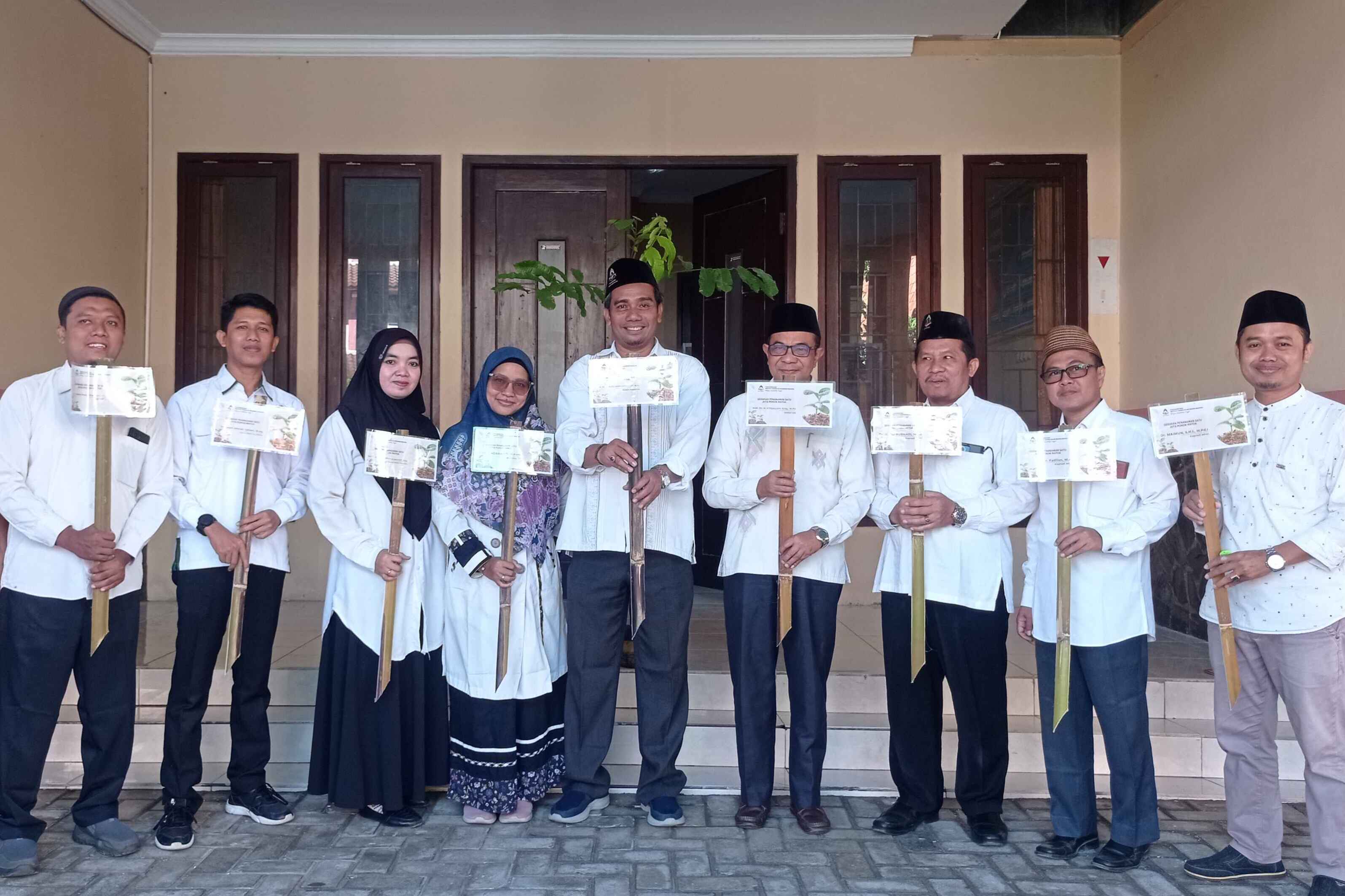 Kaprodi Magister MPI Pascasarjana IAIN Madura Sukseskan Penanaman Satu Juta Pohon Matoa