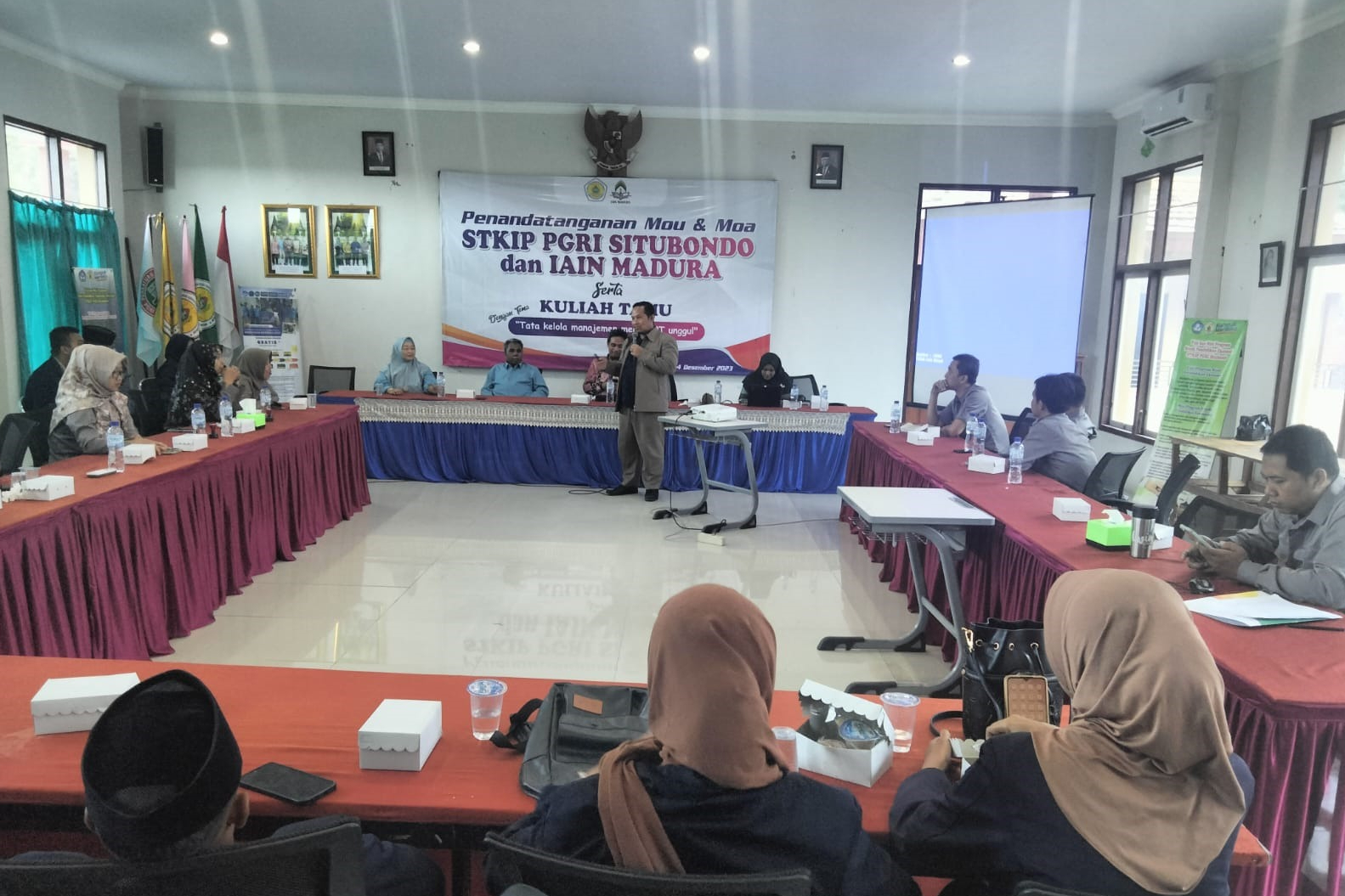 PENANDATANGANAN MOU DAN MOA PASCASARJANA IAIN MADURA DAN STKIP PGRI SITUBONDO: KAPRODI MAGISTER MPI MENJADI PEMATERI KULIAH TAMU