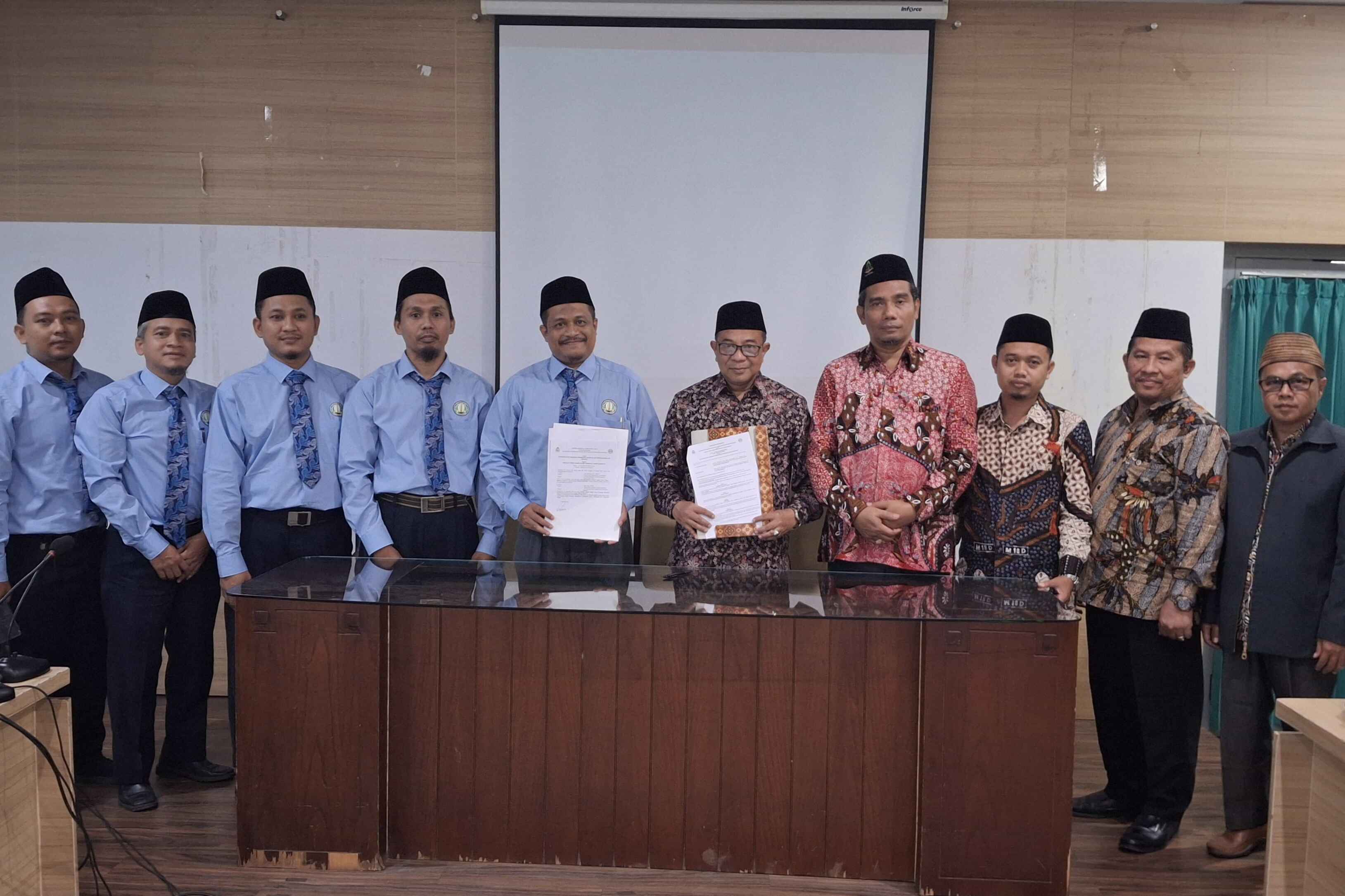 PENGUATAN KELEMBAGAAN MENUJU PRODI UNGGUL OLEH KAPRODI MAGISTER MPI DALAM PENANDATANGANAN MOU DENGAN STAI LUKMAN HAKIM SURABAYA